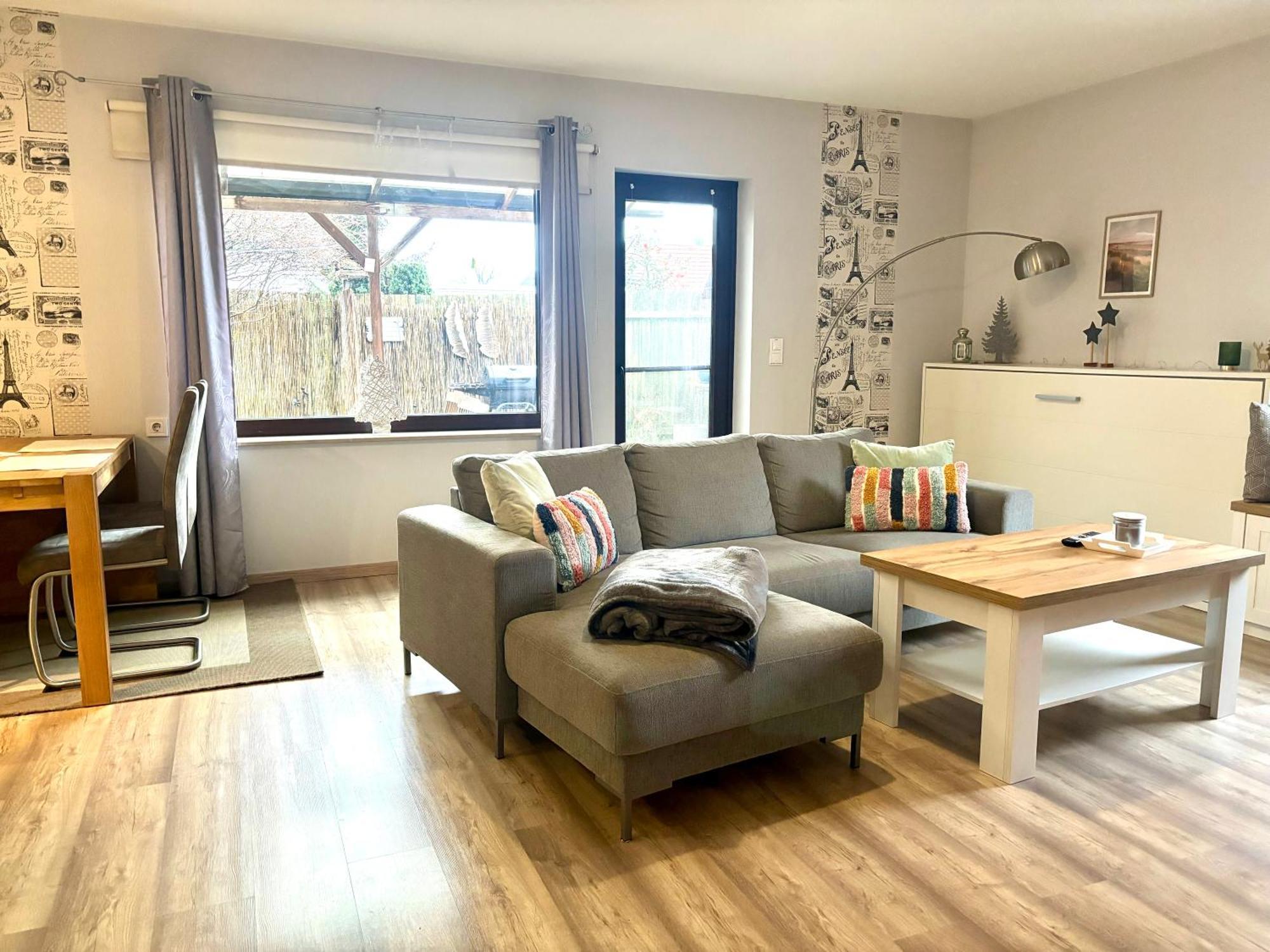 Seeufer Apartment: Geräumige Wohnküche Mit Terrasse Am Steinhuder Wunstorf