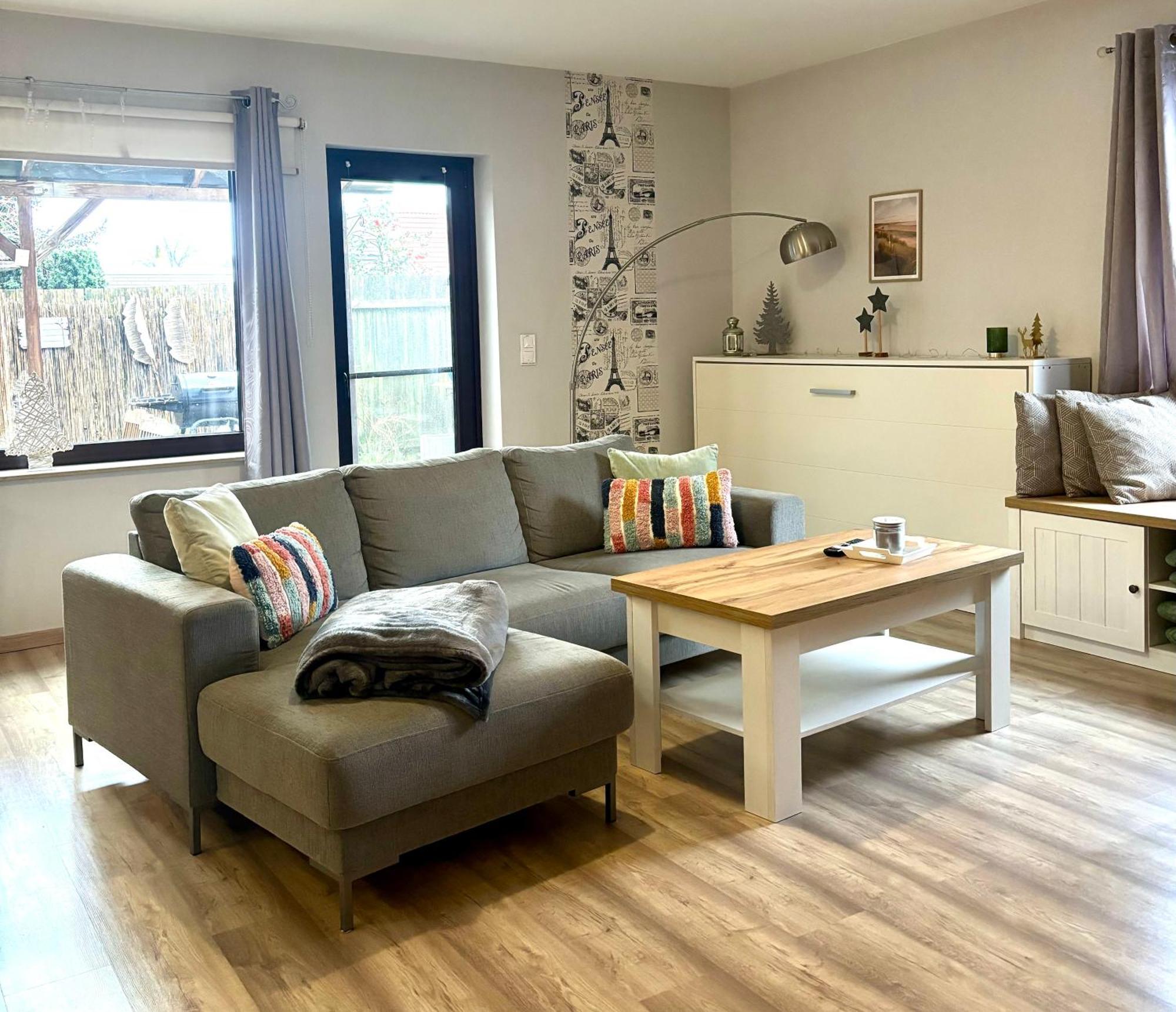 Seeufer Apartment: Geräumige Wohnküche Mit Terrasse Am Steinhuder